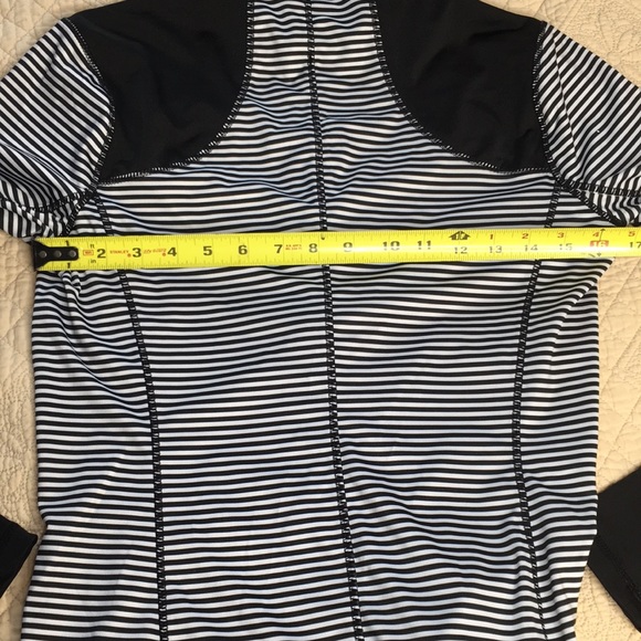 Saks Fifth Avenue 2 zip pocket thumb hole - Picture 4 of 6